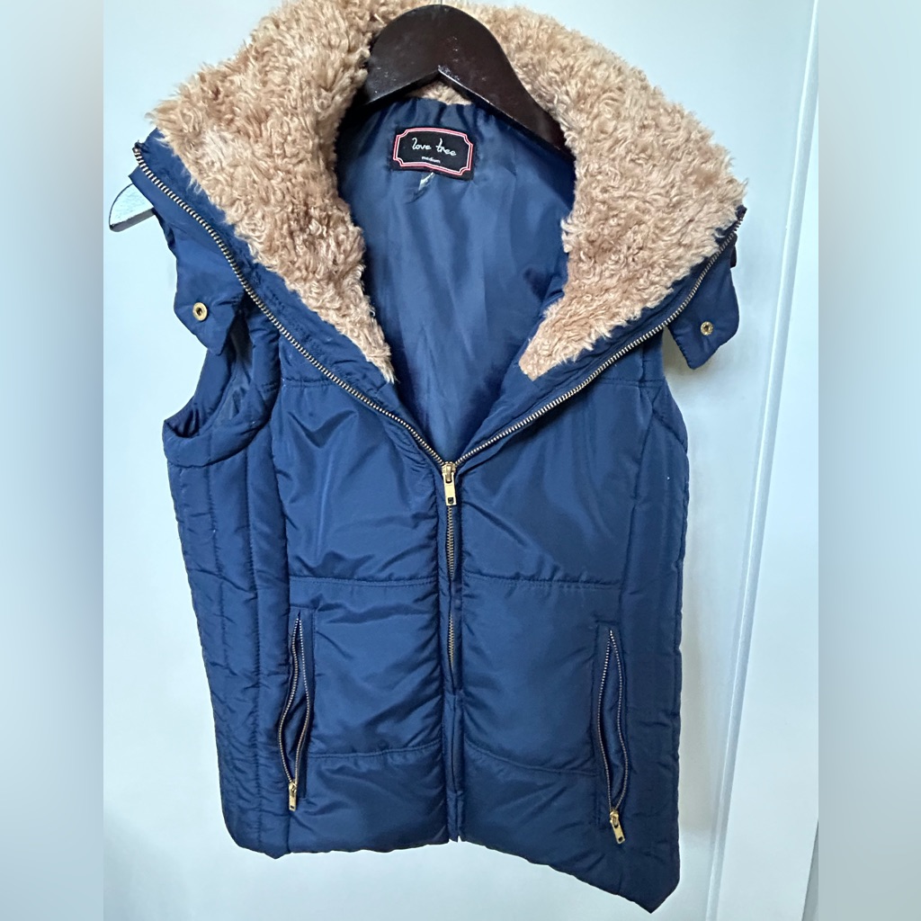 Women’s Navy Puffer Vest With Fleece Hood.